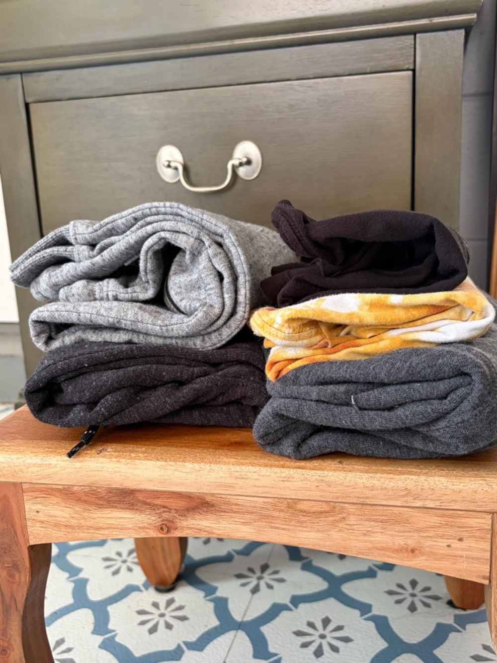 Boys Clothing Bundle || Small 6/7 || 3 shirts, 2 jogger pants